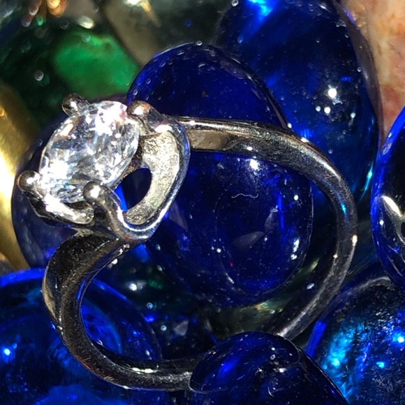 Moissanite solitaire ring - Picture 3 of 9